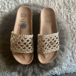 Cuteeee sandals lightly worn